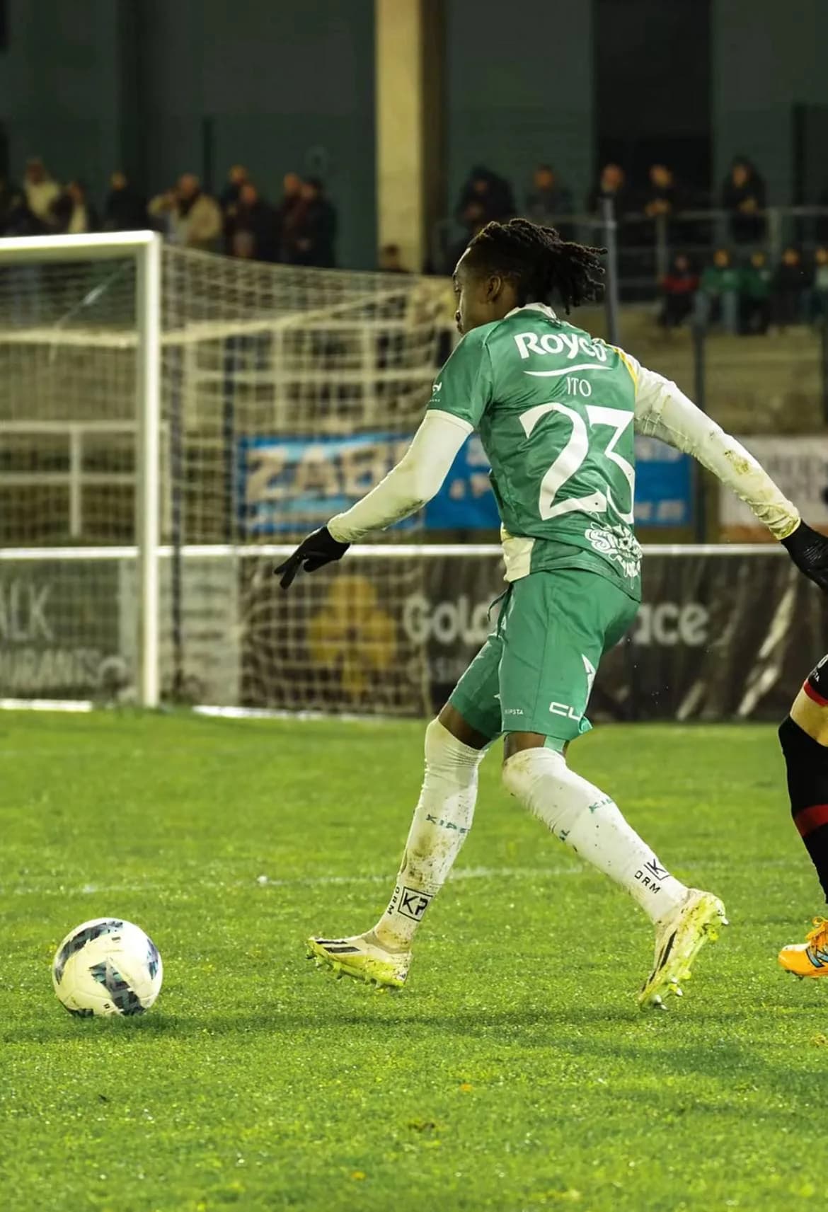 Joueur professionnel portant des chaussettes KPERFORM